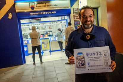 El lotero almeriense Jesús Ibáñez con el número de lotería que ha escondido decimos por la ciudad.