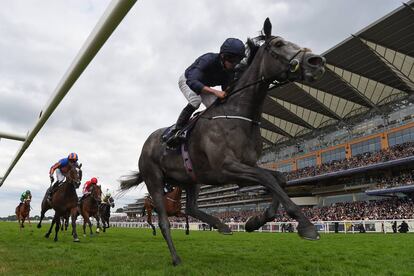 El jinete Ryan Moore gana la carrera 'Coronation Stakes' del cuarto día de las carreras de Ascot.