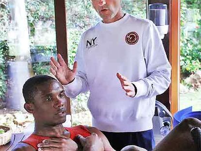 Samuel Eto'o y Emili Ricart, en Mallorca, uno de los escenarios de la recuperación del jugador.