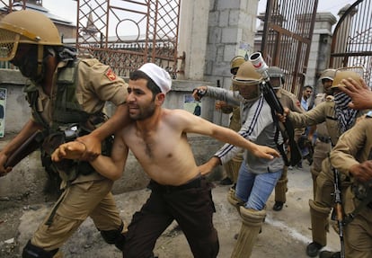 Agentes de la policía india detienen a un joven cachemir durante los enfrentamientos en Srinagar, en India.