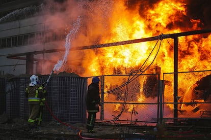 Un equipo de bomberos trata de apagar el fuego provocado por un bombardeo ruso en una central térmica en Kiev.