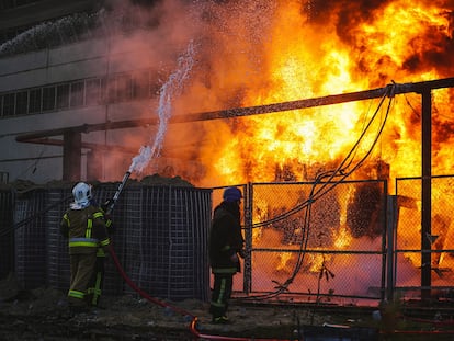 Un equipo de bomberos trata de apagar el fuego provocado por un bombardeo ruso en una central térmica en Kiev.