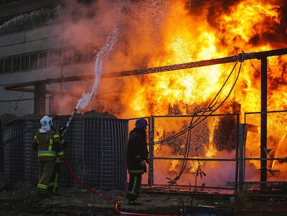 Los bomberos trabajan para apagar un incendio en una central térmica, dañada por un ataque de misiles rusos este martes en Kiev.