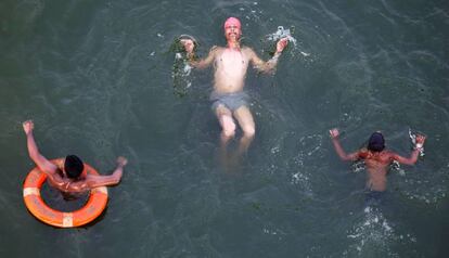 Un grupo de gente nada para refrescarse de un día de calor en el ríoYamuna, en Allahabad, India.