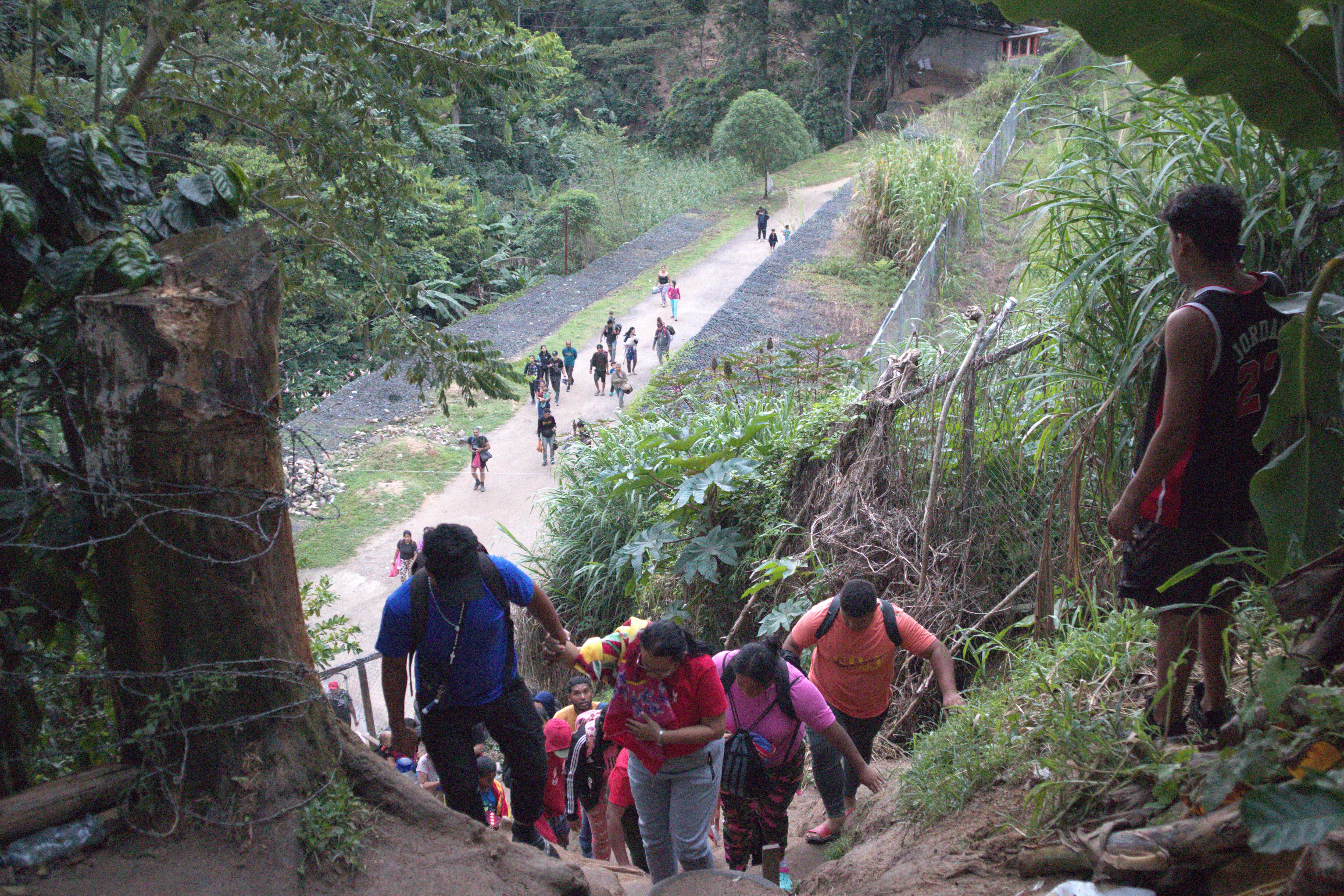 Migrantes tras cruzar a Honduras desde Nicaragua a través del paso fronterizo de Las Manos, a finales de octubre.