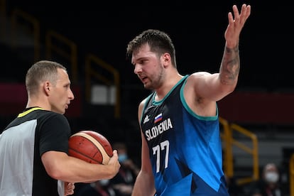 El esloveno Luka Doncic habla con el árbitro en las semifinales de baloncesto contra Francia en los Juegos Olímpicos de Tokio