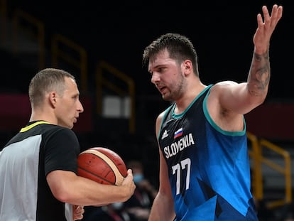 El esloveno Luka Doncic habla con el árbitro en las semifinales de baloncesto contra Francia en los Juegos Olímpicos de Tokio