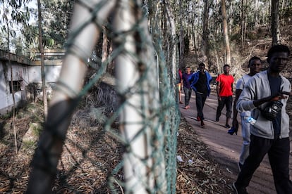 Migrantes el miércoles en el campamento de Las Raíces, en Tenerife.