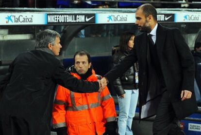 Guardiola acude a saludar a Mourinho al banquillo del Madrid antes del partido del lunes en el Camp Nou.