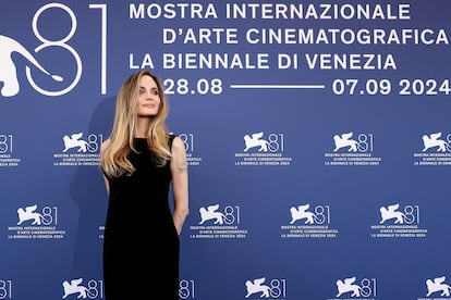 La actriz Angelina Jolie posa en el 'photocall' por la película 'Maria' en el festival de cine de Venecia.