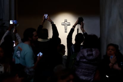 Turistas fotografían la tumba del Papa en la basílica de Santa María la Mayor en Roma.