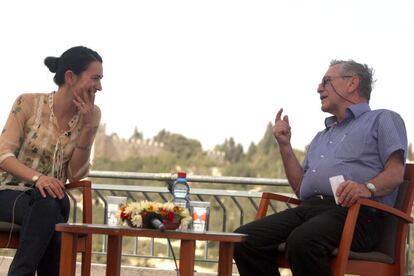 La autora Nicole Krauss conversa con Amos Oz durante el festival Mishkenot Sha'ananim, en Jerusalén (Israel), el 13 de mayo de 2008.
