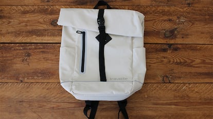 Mochila impermeable sobre mesa de madera.