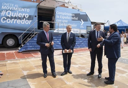 El presidente Ximo Puig, con dirigentes de AVE y el dirigente de la Diputación de Castellón. 