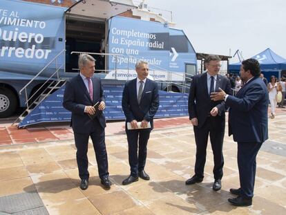 El presidente Ximo Puig, con dirigentes de AVE y el dirigente de la Diputación de Castellón. 