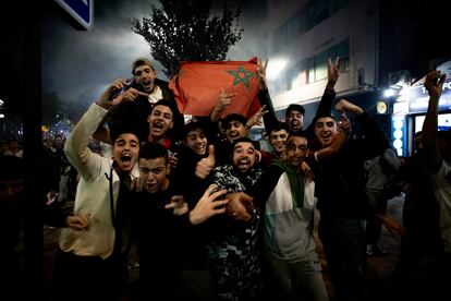 Aficionados marroquíes en Algeciras celebran la victoria de su selección frente a España en octavos de final del Mundial de fútbol el 6 de diciembre. 
