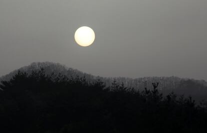 Paisaje cubierto por una fina niebla en Yeongcheon (Corea del Sur).
