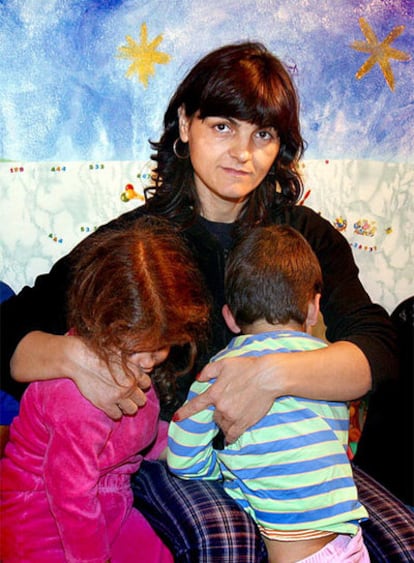 Susana Puscas con dos de sus cuatro hijos.