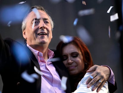 Néstor Kirchner y Cristina Fernández de Kirchner se abrazan en el cierre de campaña por la elecciones de 2007, en Buenos Aires.