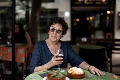 Jesusa Andany, el 15 de julio, con una cerveza alemana, unos pimientos de Padrón y unas bravas en el bar de la plaza de la Revolució de Gràcia.