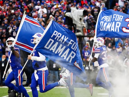 Los jugadores de los Bills saltaron al campo el domingo con banderas de apoyo a  Damar Hamlin.