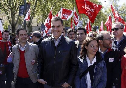 El l&iacute;der del PSOE, Pedro S&aacute;nchez, acompa&ntilde;ado por la secretaria general del PSM, Sara Hern&aacute;ndez, en la manifestaci&oacute;n de Madrid. 