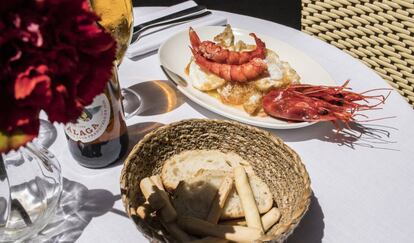 Huevos rotos con carabineros.