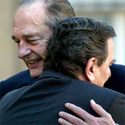 Chirac, de frente, abraza al canciller alemán a su llegada a París.