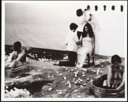 'Ablutions', performance en el Guy Dill’s studio, con Judy Chicago, Suzanne Lacy, Sandra Orgel, y Aviva Rahmani (Patrocinado por Feminist Art Program at CalArts), 1972.