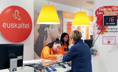 Empleadas de Euskaltel atienden a un cliente en una tienda de la operadora vasca de telefonía y acceso a internet, en Bilbao.