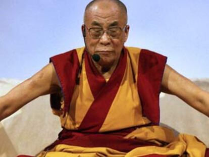 El Dalai Lama cierra los ojos durante una conferencia ofrecida en Bogotá el 10 de mayo pasado.