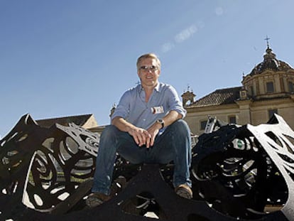 Matthew Ritchie posa en Sevilla sentado en su pieza <i>The Morning Line</i>.