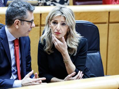 El ministro de la Presidencia, Félix Bolaños, y la vicepresidenta segunda y ministra de Trabajo, Yolanda Díaz, en el Senado, este miércoles.