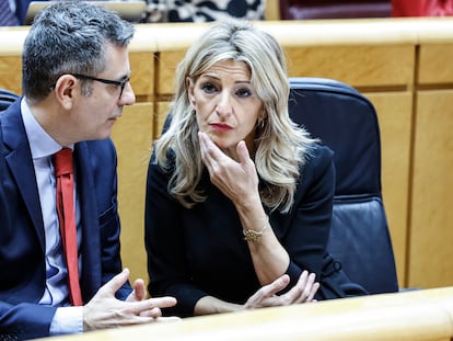 La ministra de Trabajo, Yolanda Díaz, conversa con el ministro de la Presidencia, Justicia y Relaciones con las Cortes, Félix Bolaños, este miércoles.