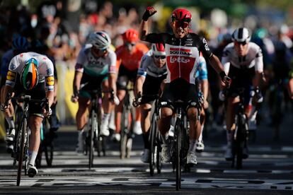 El ciclista australiano Caleb Ewan celebra su victoria mientras cruza la línea de meta durante la tercera etapa de la 107ª vuelta ciclista del Tour de Francia.