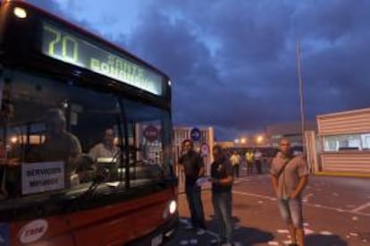 Un autobús de TMB sale de la cochera de Zona Franca de Barcelona a primera hora de esta mañana en cumplimiento de los servicios mínimos decretados con motivo de la huelga de transportes.