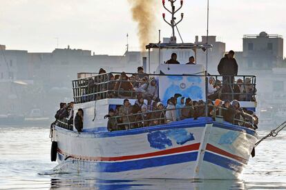 Miles de inmigrantes desembarcan en la isla de Lampedusa.