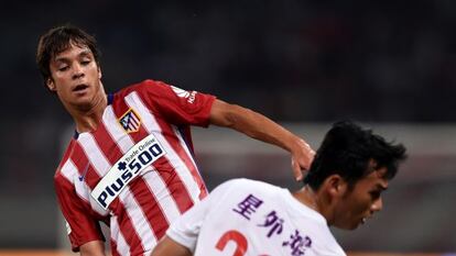 Óliver Torres en un partido de pretemporada