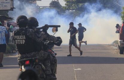 Los manifestantes se repliegan ante los gases lacrimógenos lanzados por la policía, el miércoles en Santa Cruz.