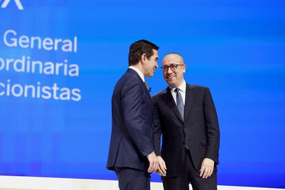 El presidente del BBVA, Carlos Torres, y el consejero delegado, Onur Genc.