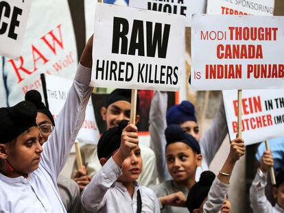 Jóvenes miembros de la minoría sij paquistaní sostienen pancartas durante una protesta contra la India por el asesinato de Nijjar en Canadá, en Lahore, Pakistán, 20 de septiembre de 2023.