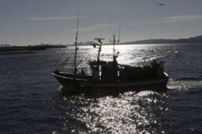 Un barco de pesca de bajura parte del puerto de Vigo. EFE/Archivo