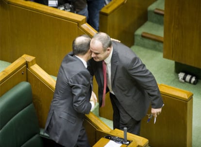 Juan José Ibarretxe, de espaldas, se abraza con Joseba Egibar al término del pleno de investidura del pasado martes.