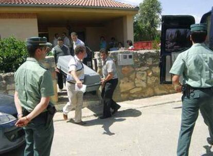 La Guardia Civil vigila el traslado del cuerpo de la mujer asesinada en Torreiglesias.