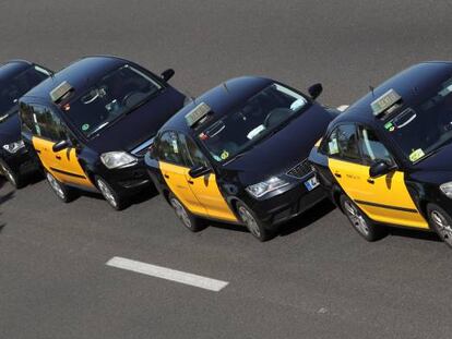 Fomento cede y retira el recurso contra el reglamento del taxi en Barcelona