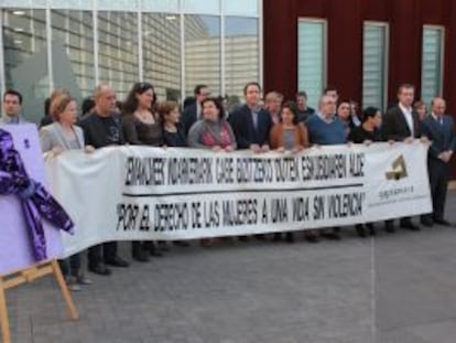 Concentración en las Juntas de Gipuzkoa contra el crimen sexista de Tolosa.