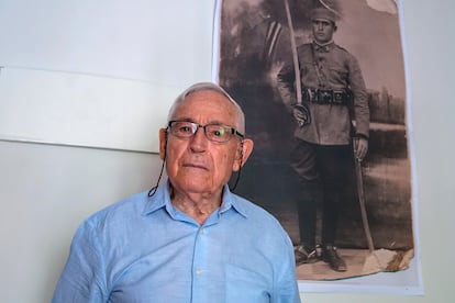 Fausto Canales, junto a una fotografía de su padre.