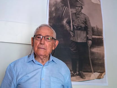 Fausto Canales, junto a una fotografía de su padre, el miércoles en su casa de Madrid.