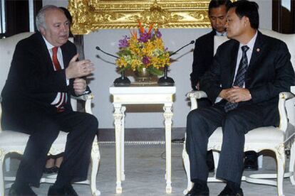 Moratinos, en su reunión el primer ministro tailandés, Chinnawat Thaksin