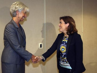 Soraya Sa&eacute;nz de Santamar&iacute;a saluda a Christine Lagarde.